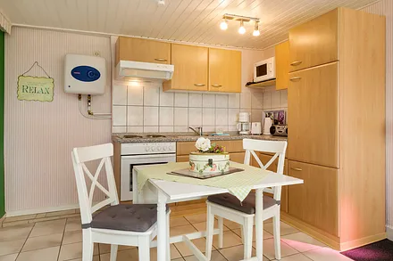 Hier im Bild der Eßbereich. Natürlich können Sie bei schönem Wetter auch auf der möblierten Terrasse essen.