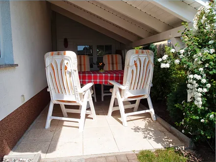 Überdache Sitzecke im Garten zu Ihrem Ferienhaus