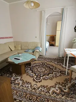 Wohnbereich mit Durchgang zum Schlafzimmer