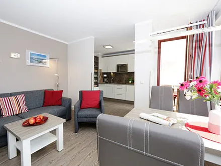 Wohnbereich mit Blick in die Küche