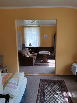 Schlafbereich mit offenen Durchgang zum Wohnbereich