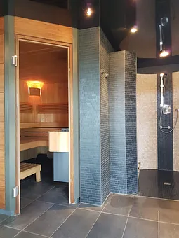 Sauna/Infrarotkabine sowie Saunadusche 