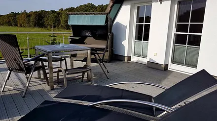Ihre Dachterrasse, mit Strandkorb, Liegen, Eßtischgruppe sowie phantastischen Blick in die Natur bis auf den Bodden