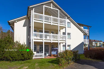 Gemüdlicher Wohnbereich mit Essecke und Fehnseher. Zugang zur Terrasse