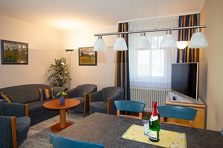 Großer Wohnbereich mit Esstisch und Flachbildfernseher