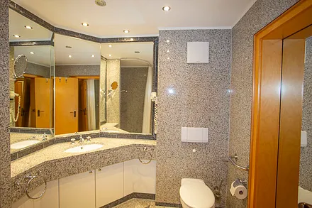 Großes geräumiges Bad im Granitstil mit großem Spiegelpanorama