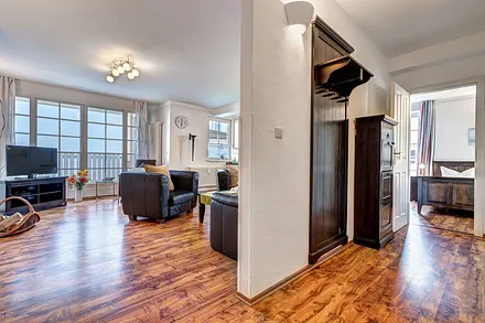 Blick ins Wohnzimmer und rechts ins Schlafzimmer I