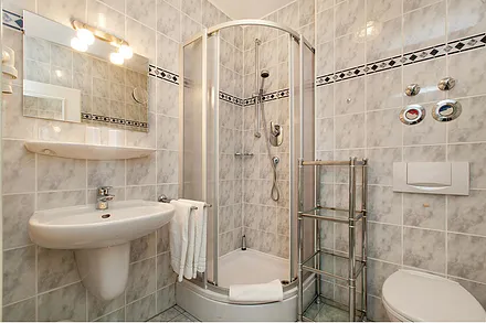 Das schöne Bad hat Dusche, WC und Fön.