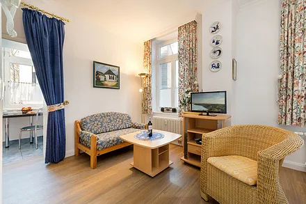 Flat-TV und Radio sind vorhanden.