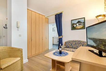 Hier im Bild sehen Sie den Durchgang zum Küchenbereich.