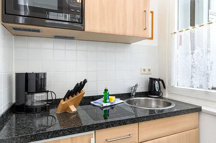 Hier der Blick auf die Küchenzeile mit Mikrowelle.