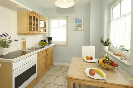 komplett ausgestattete Küchenzeile mit Esstisch