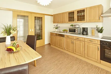 vollausgestattete Küchenzeile mit Esstisch