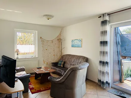 Gemütliche Polsterecke mit TV und Radio (links vom Sessel) 