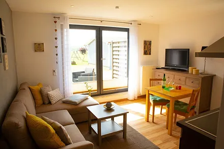 Wohnzimmer mit gemütlicher Eckcouch( ausziehbar für bis zu 2 Pers. )