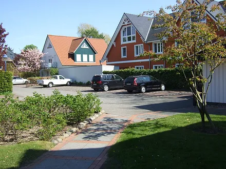 PKW-Stellplätze mit Fahrradhaus