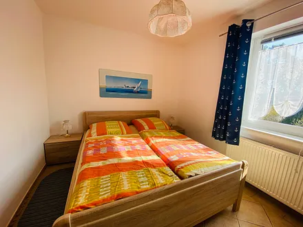 Schlafzimmer mit Doppelbett und 3türigem Kleiderschrank