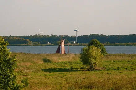 ein Zeesboot segelt vorbei
