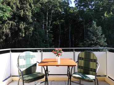 Balkon mit Morgensonne und Blick auf Küstenwald