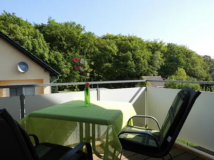 Balkon mit Morgensonne und Blick auf Küstenwald