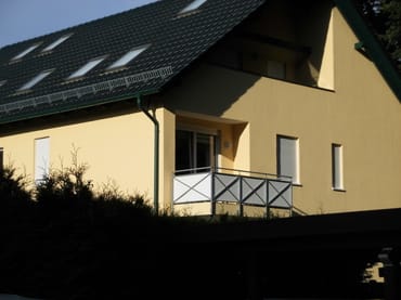 Balkon mit viel Morgensonne und Küstenwald