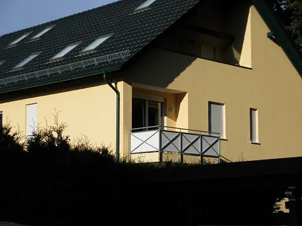 Balkon mit viel Morgensonne und Küstenwald