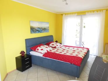 Schlafbereich mit modernen Doppelbett