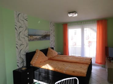 Schlafbereich mit modernen Boxspringbett