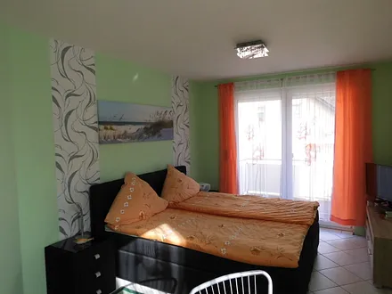 Schlafbereich mit modernen Boxspringbett