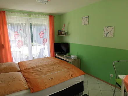 Wohnbereich mit Blick auf Küstenwald und TV