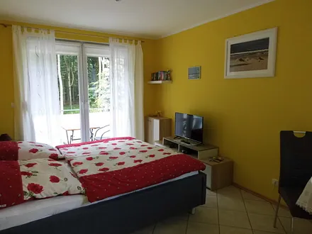 Wohnbereich mit Blick auf Küstenwald und TV