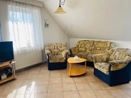 Gemütliche Polsterecke mit TV und Radio