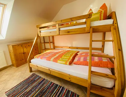 Etagenbett im Kinderzimmer (obere Liegefläche 90 x 200, untere Liegefläche 140 x 200)