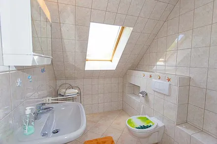 Badezimmer mit Dusche & WC