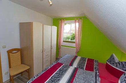 gemütliches separates Schlafzimmer mit Kleiderschrank