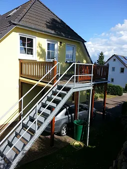 südwestlich ausgerichtete Balkonterrasse, separater Eingang zur Wohnung