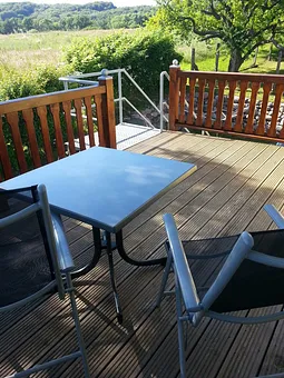 Große Balkonterrasse mit Gartenmöbel und Blick ins Grüne 