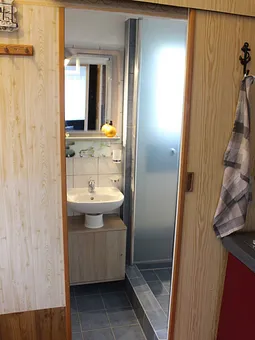 Blick in den Sanitärbereich (Dusche)