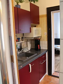 Blick in den Flur-/Küchenbereich aus dem Sanitärbereich