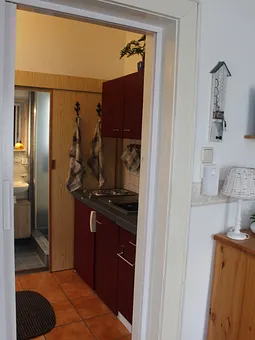 Blick in den Flur-/Küchenbereich aus dem Wohnbereich