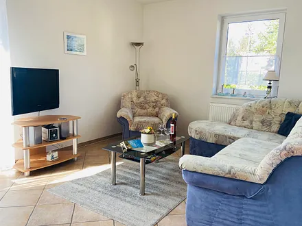 Gemütliche Polsterecke mit Blick zum Balkon