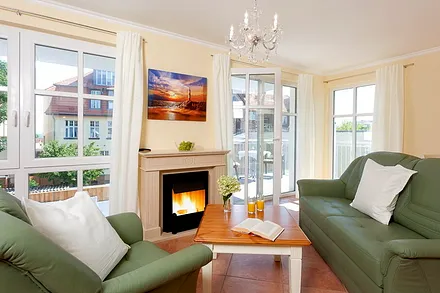 Wohnbereich mit Elektro-Kamin und angrenzendem Balkon