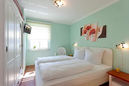 Schlafzimmer mit Doppelbett