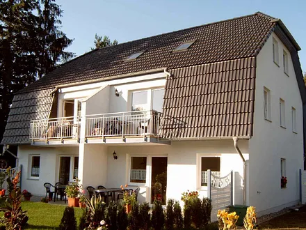 Terrassenwohnung links mit wohnungseigenem Fahrradständer