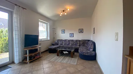 Gemütliche Polsterecke mit TV und Radio