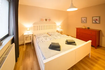 Schlafzimmer mit Doppelbett