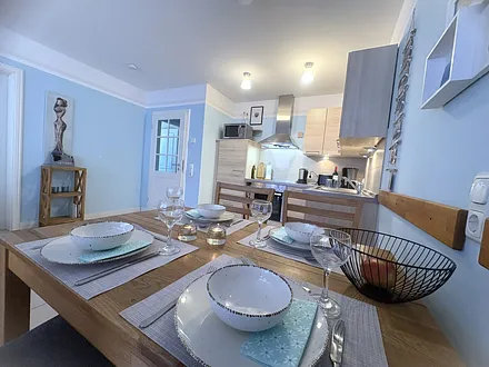 gemütlicher Ess- und Küchenbereich im dezent maritimen Stil mit viel Platz