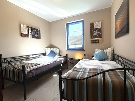 Zweites Schlafzimmer mit zwei Einzelbetten 90 x 200 cm