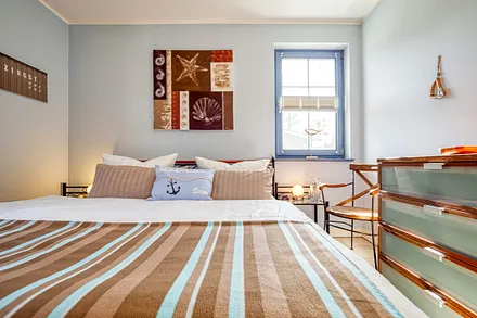 ...natürlich mit ausreichenden Ablagemöglichkeiten in den Schränken.