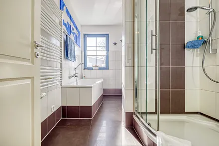 Badezimmer mit Dusche und Badewanne